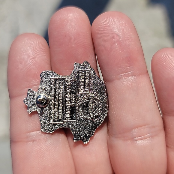 🩶2/$20🩶 Disney Trading Pin Crest Collection - Winnie the Pooh - Picture 2 of 2